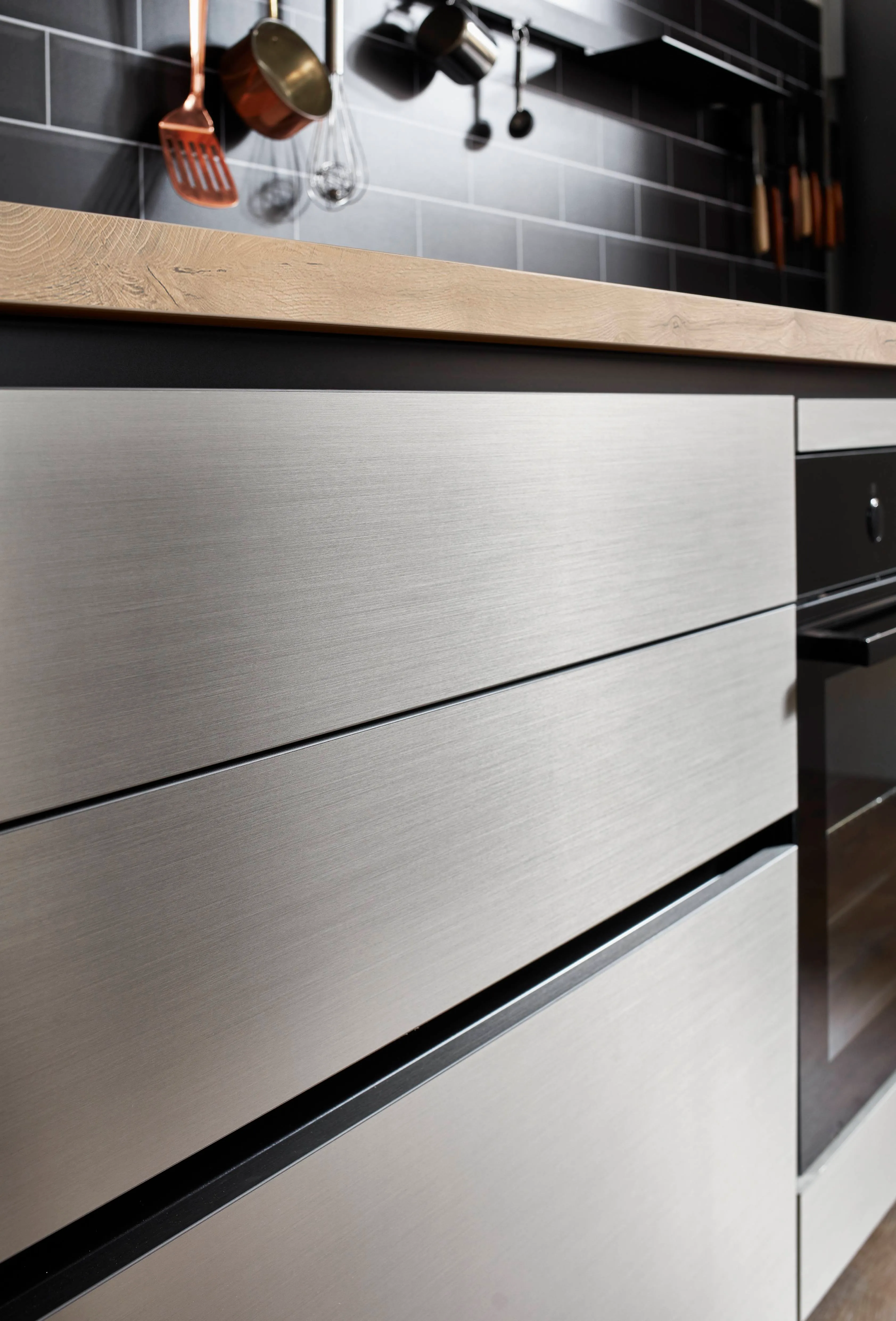 Inox 216 Lacquered laminate, brushed steel reproduction — detajl 1