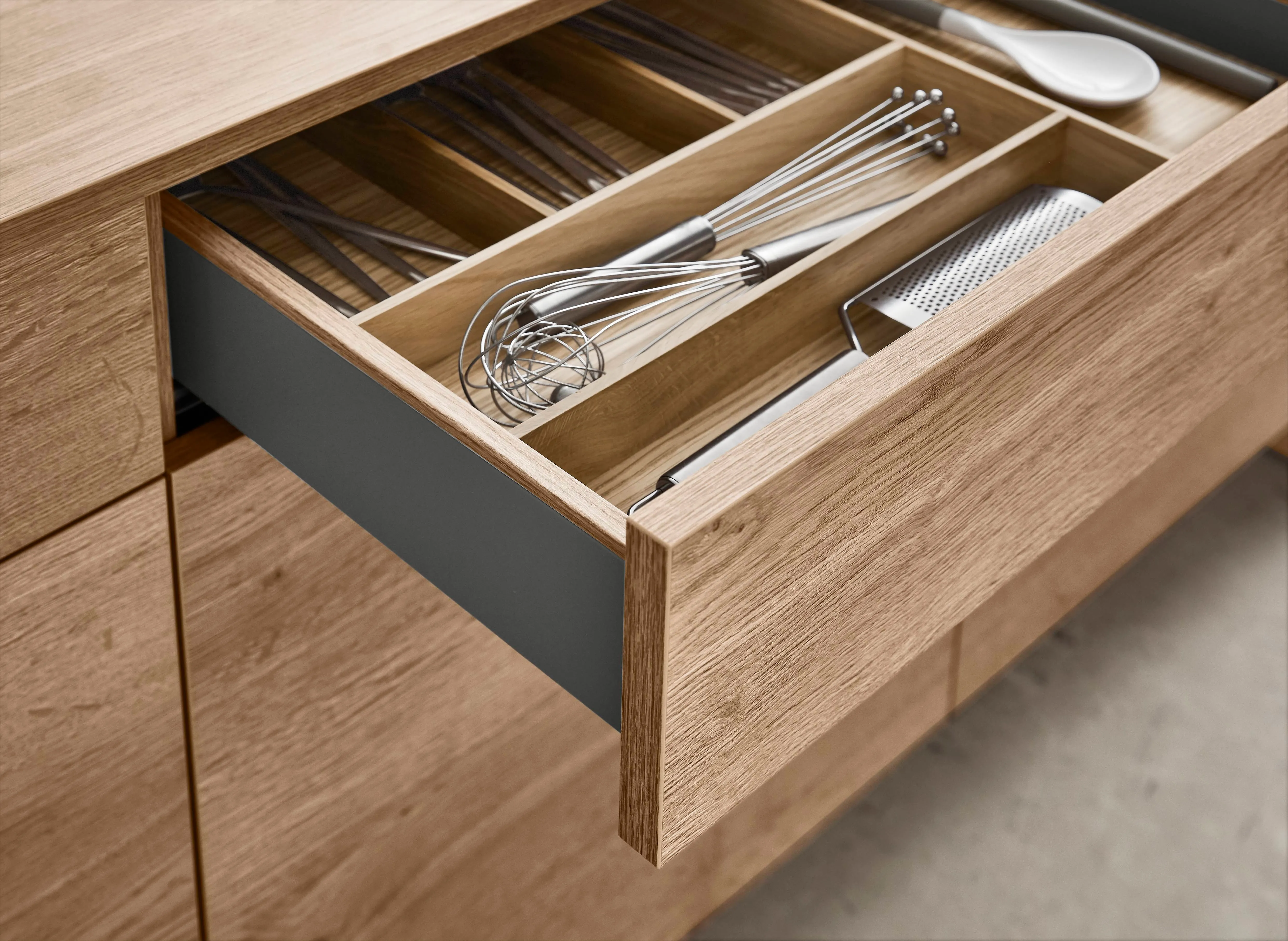 Softline 508 Lacquer, perfect honed satin grey — detajl 6